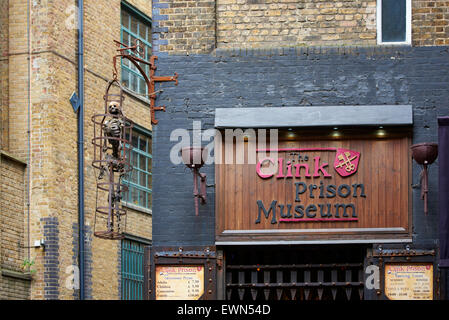 Londres, Royaume-Uni - JUIN 23 : Entrée du musée de la prison Clink, qui présente des outils de torture médiévale, avec des répliques de squelette en ca Banque D'Images