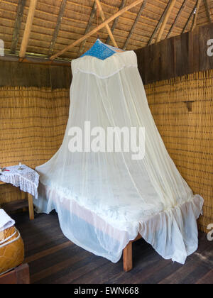 Chambre dans un bungalow en bois. Tir vertical. Banque D'Images