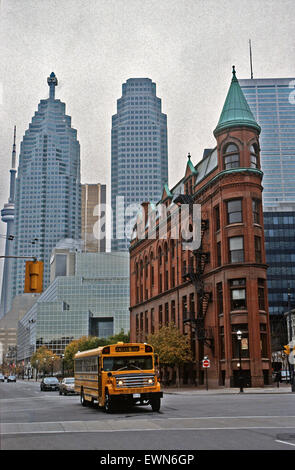 TORONTO CANADA, scène de rue avec bus scolaire jaune caractéristique Banque D'Images