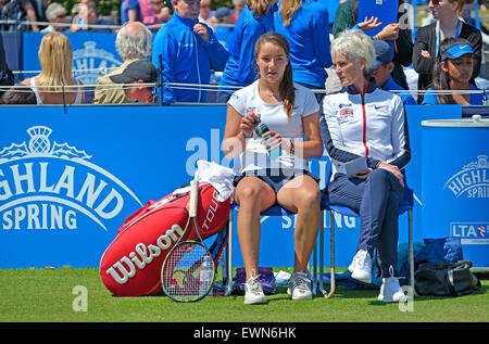 Jodie Burrage (GB) à l'affiche dans le Grand Slam Unies Défi à Eastbourne, juin 2015, avec Judy Murray entre les jeux Banque D'Images