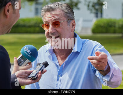 Heiligendamm, Allemagne. 29 Juin, 2015. L'acteur français Daniel Auteuil donne une interview en marge du tournage de la production franco-italienne du film 'Le Confessioni' à Heiligendamm, Allemagne, 29 juin 2015. Le thriller est pour célébrer sa première mondiale au festival du film de Cannes en 2016. Photo : GEORG WENDT/dpa/Alamy Live News Banque D'Images