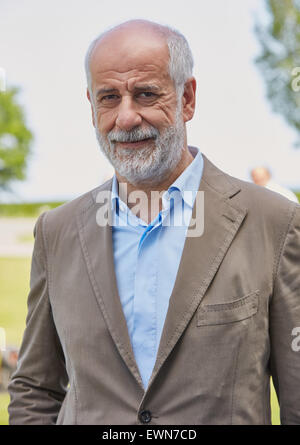 Heiligendamm, Allemagne. 29 Juin, 2015. L'acteur italien Toni Servillo pose en marge du tournage de la production franco-italienne du film 'Le Confessioni' à Heiligendamm, Allemagne, 29 juin 2015. Le thriller est pour célébrer sa première mondiale au festival du film de Cannes en 2016. Photo : GEORG WENDT/dpa/Alamy Live News Banque D'Images