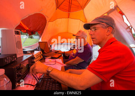 Livonia, Michigan - travaillant dans une tente, les opérateurs de radio amateur de participer à l'American Radio Relay League's field day annuel Banque D'Images