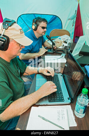 Livonia, Michigan - travaillant dans une tente, les opérateurs de radio amateur de participer à l'American Radio Relay League's field day annuel Banque D'Images