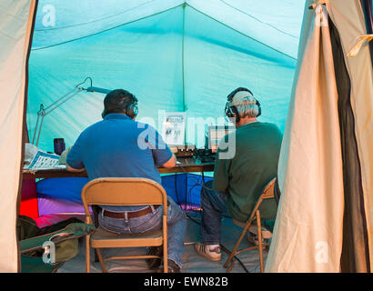 Livonia, Michigan - travaillant dans une tente, les opérateurs de radio amateur de participer à l'American Radio Relay League's field day annuel Banque D'Images