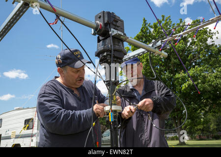 Livonia, Michigan - les opérateurs de radio amateur mis en place d'une antenne pour la connexion à un satellite de communication. Banque D'Images