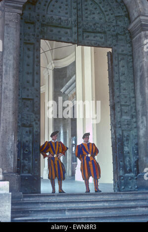 Les Gardes suisses DU VATICAN PORTE DE BRONZE VATICAL VILLE ITALIE Banque D'Images