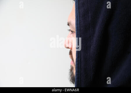 Profil d'un jeune homme portant une veste noire with copy space Banque D'Images