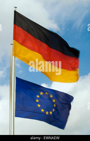 L'allemand et l'Union européenne flux drapeaux dans le vent Berlin Allemagne Banque D'Images
