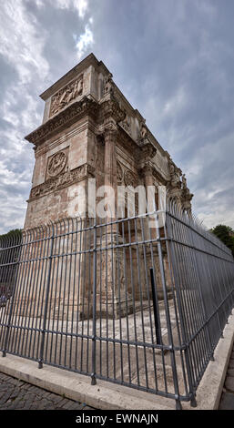 L'Arc de Constantin est un arc de triomphe à Rome, situé entre le Colisée et le Palatin Banque D'Images