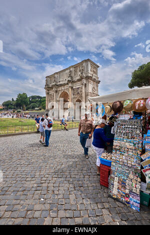 L'Arc de Constantin est un arc de triomphe à Rome, situé entre le Colisée et le Palatin Banque D'Images