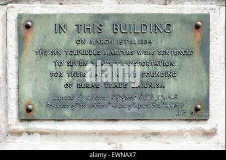 Plaque à Dorchester, England, UK pour marquer l'endroit où la Tolpuddle martyrs ont été condamnés. Banque D'Images