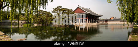 SEOUL, Corée - 17 MAI 2015 : le pavillon Gyeonghoeru de Gyeongbokgung, Séoul, Corée du Sud le 17 mai 2015 Banque D'Images