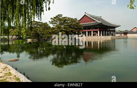 SEOUL, Corée - 17 MAI 2015 : le pavillon Gyeonghoeru de Gyeongbokgung, Séoul, Corée du Sud le 17 mai 2015 Banque D'Images