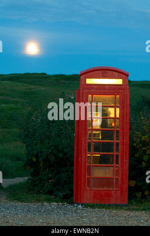 Boîte de téléphone et la pleine lune dans le sud de l'Angleterre, Grande-Bretagne, Europe Banque D'Images