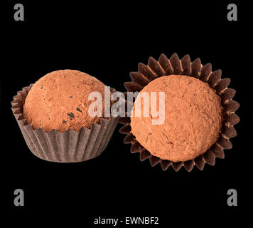 Truffe chocolat isolé sur un fond noir Banque D'Images