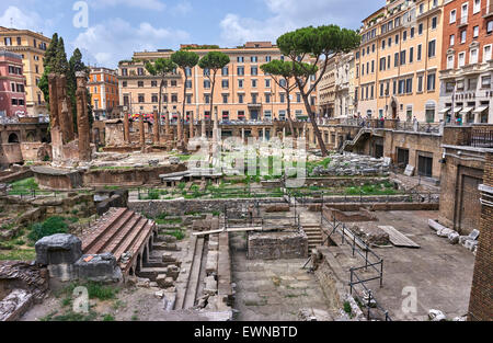 Largo di Torre Argentina un carré à Rome, en Italie, qui héberge quatre temples romains républicains, et le reste du théâtre de Pompée Banque D'Images