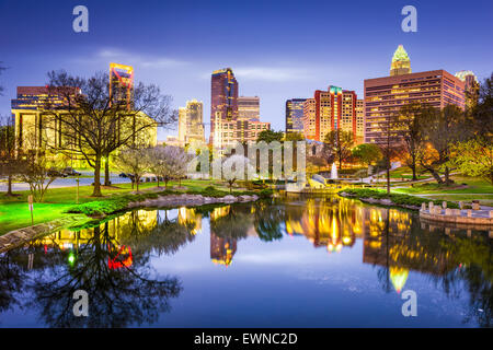 Charlotte, Caroline du Nord, États-Unis d'uptown skyline at parc Marshall. Banque D'Images