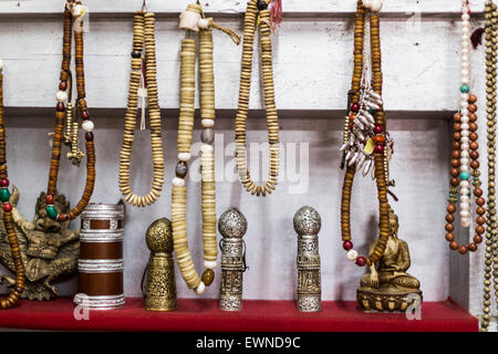 Artefacts dans une boutique de souvenirs, Yathra, Bumthang, Bhuta Banque D'Images