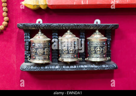 Artefacts dans une boutique de souvenirs, Yathra, Bumthang, Bhuta Banque D'Images