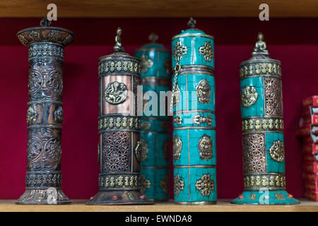 Artefacts dans une boutique de souvenirs, Yathra, Bumthang, Bhuta Banque D'Images