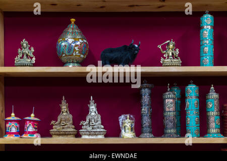 Artefacts dans une boutique de souvenirs, Yathra, Bumthang, Bhuta Banque D'Images