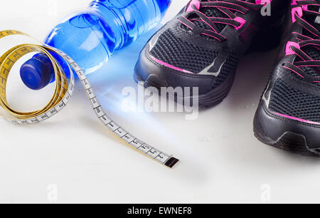 Des chaussures de course et une bouteille d'eau - style de vie sain Banque D'Images