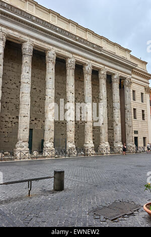 Le Temple d'Hadrien (ou Hadrianeum ou Hadrien) est un temple romain, qui est situé à Rome, sur la Piazza di Pietra Banque D'Images