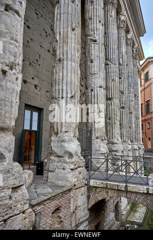 Le Temple d'Hadrien (ou Hadrianeum ou Hadrien) est un temple romain, qui est situé à Rome, sur la Piazza di Pietra Banque D'Images