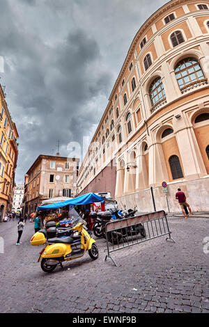 Le Palais du Quirinal (en italien connu comme le Palazzo del Quirinale ou simplement Quirinale) est un bâtiment historique de Rome, Italie Banque D'Images