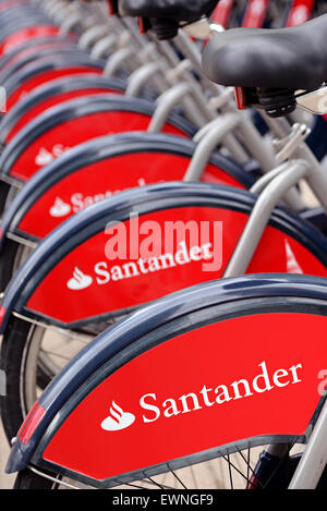 Santander Location de vélo Boris Vélos à une station d'accueil, Londres, Angleterre, Royaume-Uni. Banque D'Images