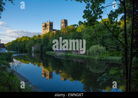 La cathédrale de Durham en réflexion River Banque D'Images