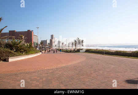 De nombreux visiteurs inconnus tôt le matin, promenade le long de la promenade de front de mer à Durban, Afrique du Sud Banque D'Images