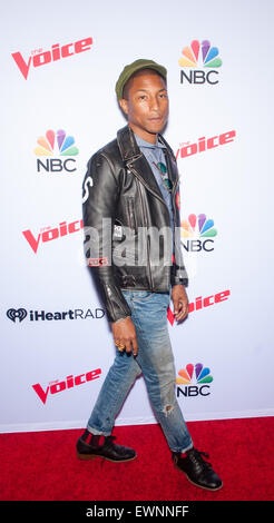 NBC's 'La voix' Saison 8 sur Pacific Design Center - Tapis rouge avec des arrivées : Pharrell Williams Où : Los Angeles, California, United States Quand : 23 Avr 2015 Banque D'Images