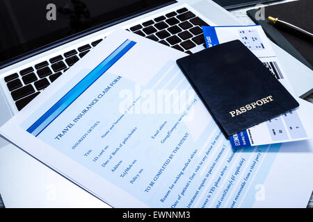 Formulaire de demande d'assurance de voyage avec une carte d'embarquement et d'un passeport Banque D'Images