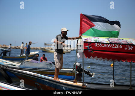 Gaza, la Palestine. 29 Juin, 2015. Palestiniens équitation bateaux tenir des drapeaux palestiniens au cours d'une manifestation contre le blocage israélien d'un bateau de militants étrangers d'atteindre Gaza, au port de la ville de Gaza. © Ibrahim Khatib/Pacific Press /Alamy Live News Banque D'Images