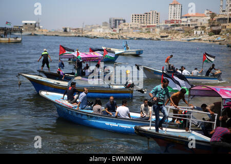 Gaza, la Palestine. 29 Juin, 2015. Palestiniens équitation bateaux tenir des drapeaux palestiniens au cours d'une manifestation contre le blocage israélien d'un bateau de militants étrangers d'atteindre Gaza, au port de la ville de Gaza. © Ibrahim Khatib/Pacific Press /Alamy Live News Banque D'Images