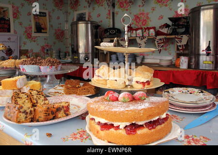 Du thé et des gâteaux dans un salon de thé à un festival d'été britannique traditionnel, Bakewell, Peak District, Derbyshire, Angleterre, Royaume-Uni Banque D'Images