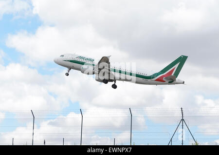 -L'avion Airbus A320-216-, -d- d'Alitalia, la compagnie aérienne est de décoller de l'aéroport- -Adolfo Suarez. Banque D'Images