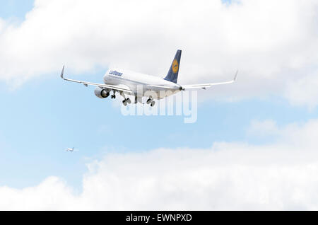 -L'avion Airbus A320-214-, -d- Lufthansa, la compagnie aérienne est de décoller de l'aéroport- -Adolfo Suarez. Banque D'Images