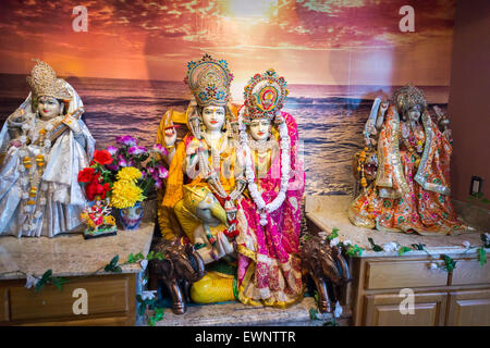 Des statues des dieux sur un autel dans un temple à Richmond Hill dans le quartier de Queens à New York, le jeudi 25 juin 2015. Le quartier de Richmond Hill est un polyglotte des cultures ethniques. C'est la maison pour les Pakistanais, les Indiens, guyanais et dispose d'une grande population sikh. (© Richard B. Levine) Banque D'Images