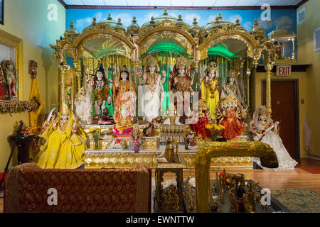 Des statues des dieux sur un autel dans un temple à Richmond Hill dans le quartier de Queens à New York, le jeudi 25 juin 2015. Le quartier de Richmond Hill est un polyglotte des cultures ethniques. C'est la maison pour les Pakistanais, les Indiens, guyanais et dispose d'une grande population sikh. (© Richard B. Levine) Banque D'Images