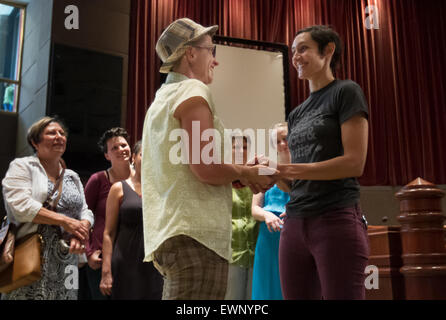 Catherine Simonsen (hat et des courts-circuits) et Laura Rivera anneaux d'échange qu'ils ont emprunté à des amis pendant la messe de mariage gay. Banque D'Images