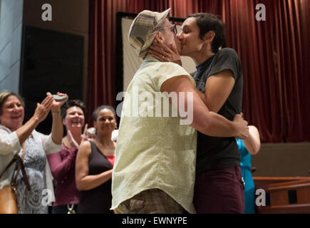 Catherine Simonsen (hat et des courts-circuits) et Laura Rivera baiser après mariage en Géorgie le 26 juin 2016. Banque D'Images
