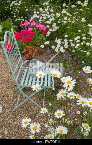 Jardin Nature morte avec géraniums tribunes et chaise de jardin Banque D'Images