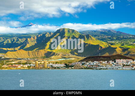 Le Mont Teide et la ville de Los Cristianos, Tenerife, Canaries, Espagne Banque D'Images