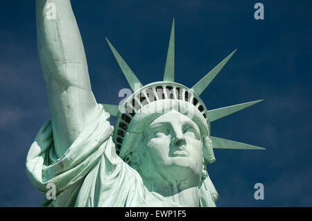 Gros plan de la Statue de la liberté et de la Couronne face contre ciel bleu profond Banque D'Images