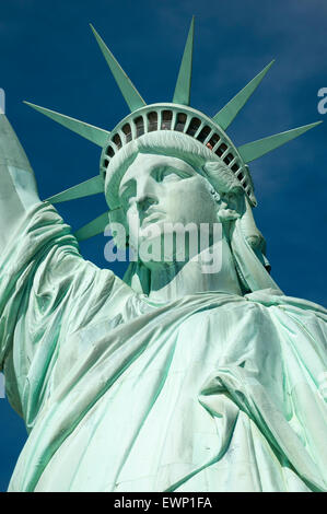 Statue de la liberté close-up profil vertical avec couronne contre le ciel bleu Banque D'Images