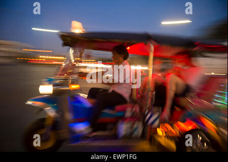 Bangkok Thaïlande tuk-tuk taxi effectue un zoom arrière par un flou en début de soirée Banque D'Images