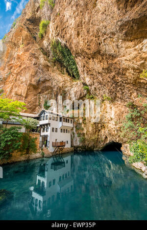 Belle maison dans village de Blagaj sur Buna printemps Banque D'Images